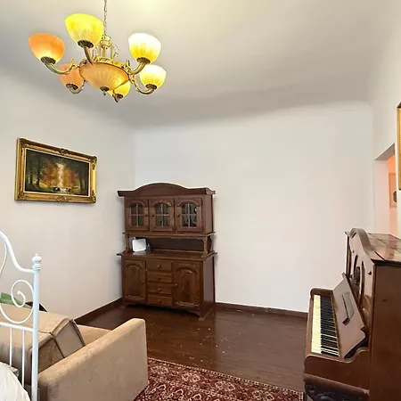 Antique Elegance In Heart Of Apartmán