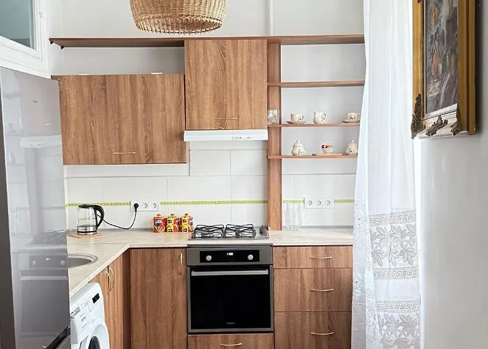 Antique Elegance In Heart Of Dzīvoklis