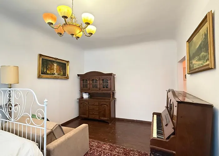 Antique Elegance In Heart Of Dzīvoklis